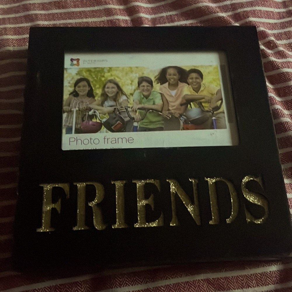 This is a picture frame that can holds 15cm x 10cm ( 6in x 4in )